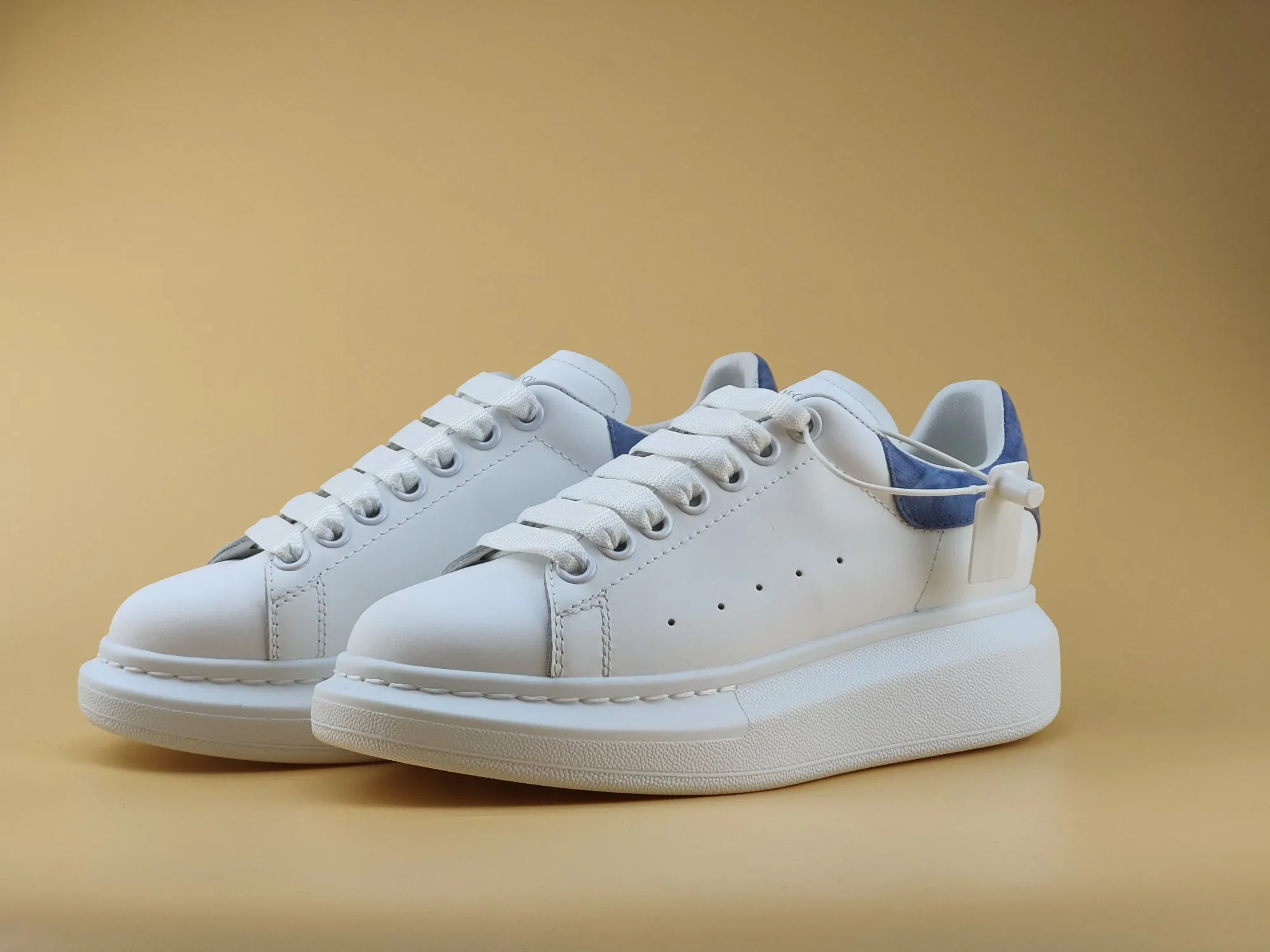 👟👟Ex-factory price👟👟Ex-factory price 480 👟👟 ALEXANDER MQUEEN (McQueen) 🎉The highest quality silk cowhide version on the market🎊, imported water-dyed sheepskin inside, 1:1 replica at the counter, star style T stage catwalk, a must-have for fashionistas , the original high-temperature and ultra-clear air pressure logo on the foot, absolutely counter-matched version, the arc of the back bag is truly genuine 0⃣ difference, using an exclusive privately molded double-layer vacuum outsole, which is light on the foot and has excellent rebound! Running🏃✈The first choice item for outdoor sports💅💅Trend and fashion coexist📣Female style: 35-39, male style: 39-44 with original packaging